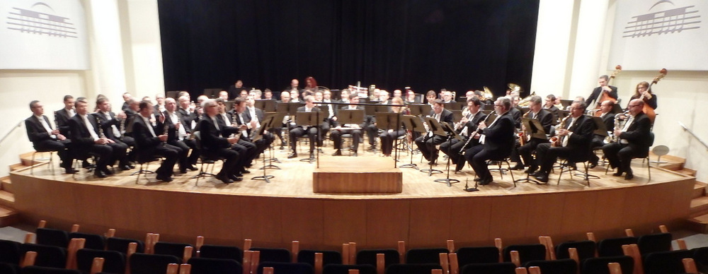 The Orchestra awaits Yaron Traub, Conductor.